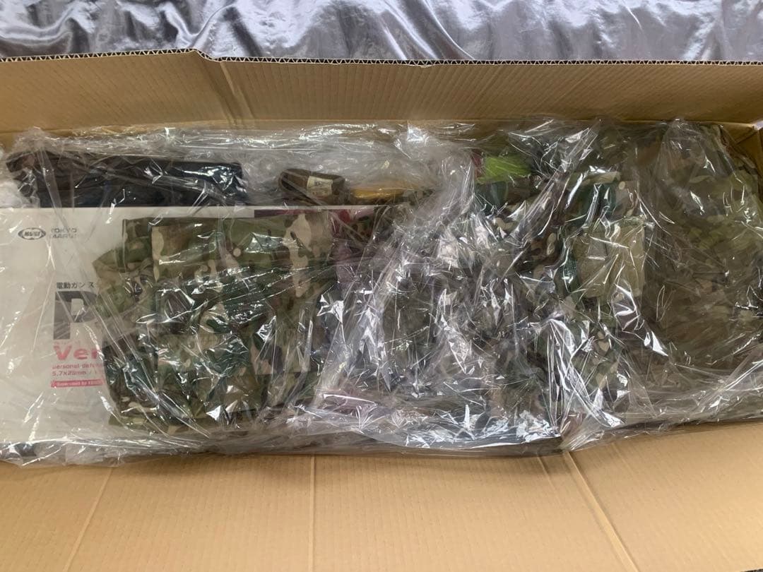 東京マルイ 電動ガン本体 P-90プラス バージョン・レン　マガジンと迷彩セット