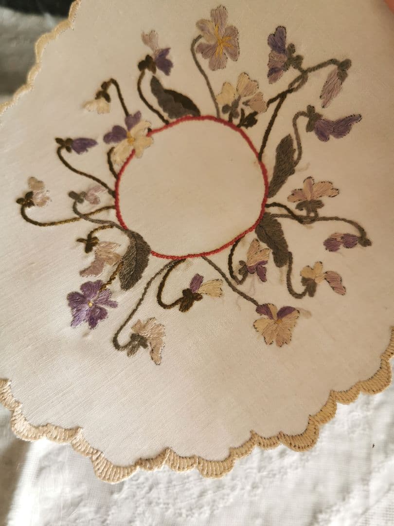 アンティーク ソサイエティシルク刺繍 3色菫 ヴィオラ リネンスカラップドイリー
