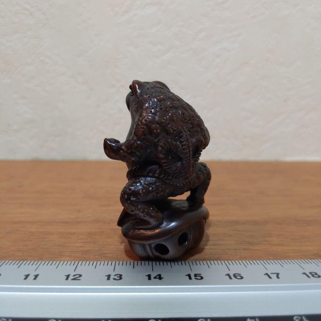 時代提物 木彫根付【蝦蟇力士 横綱土俵入り】高約5cm 横約3.4cm 重21ｇ