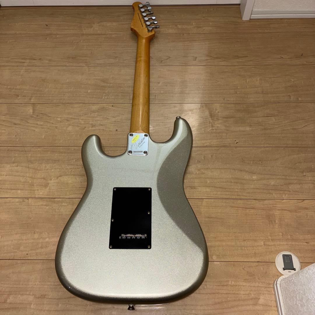 シルバーラメ　Mavis ストラトキャスタータイプ　弦高調整済み　です