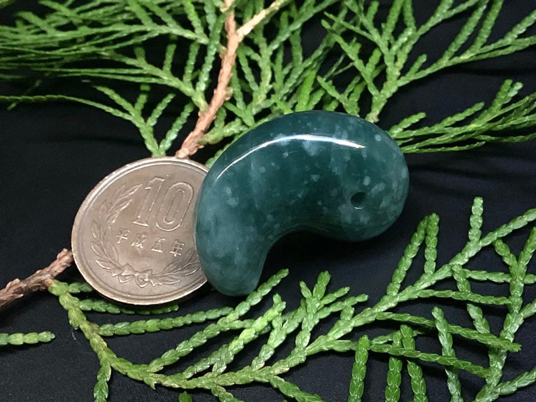 ✳premiumシリーズ幸運の糸魚川翡翠翡翠 美麗 勾玉　再結晶線入り御守りに‼️