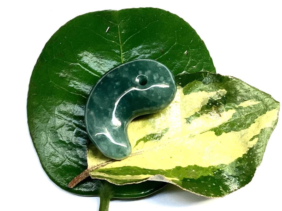 ✳premiumシリーズ幸運の糸魚川翡翠翡翠 美麗 勾玉　再結晶線入り御守りに‼️