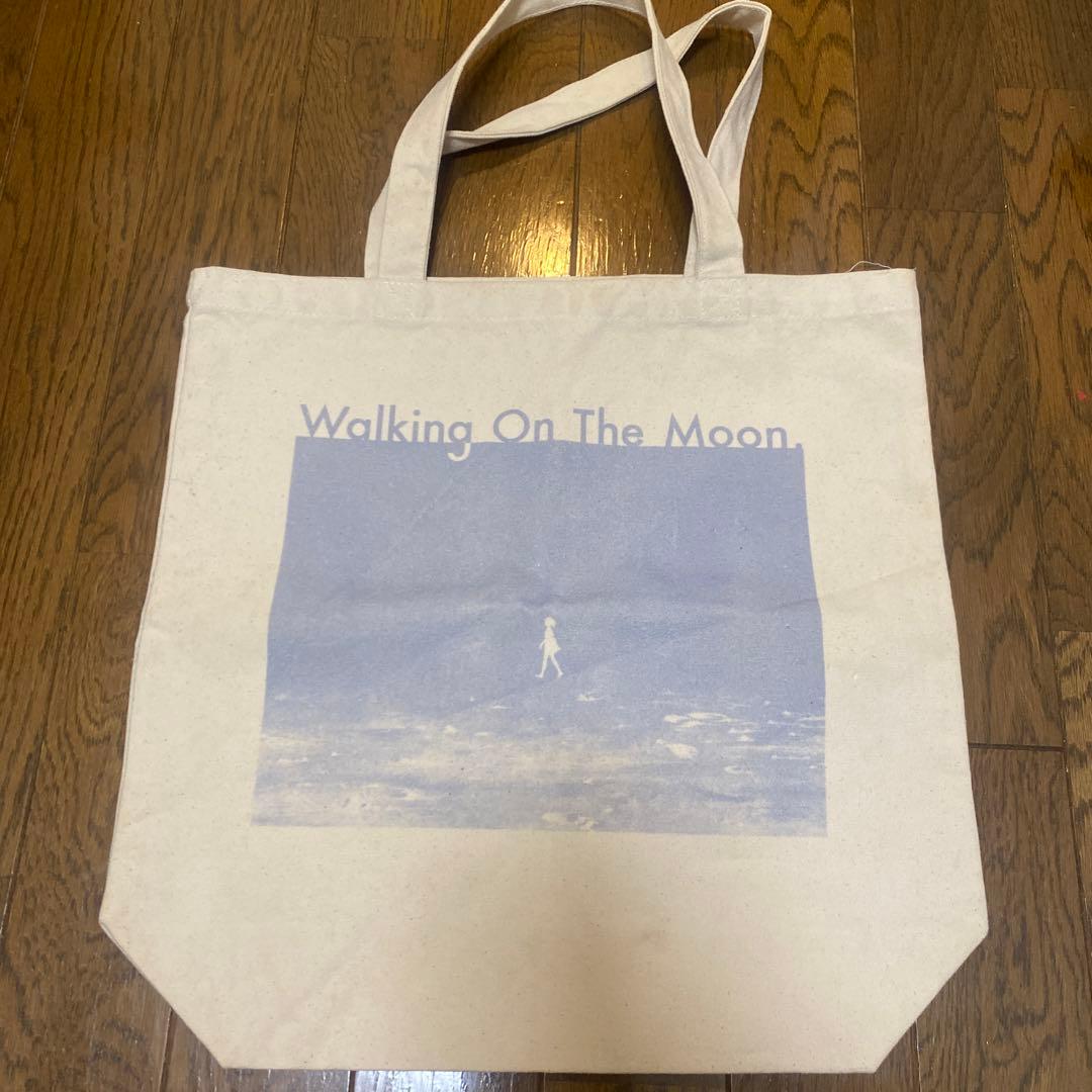 月を歩いている トートバッグ