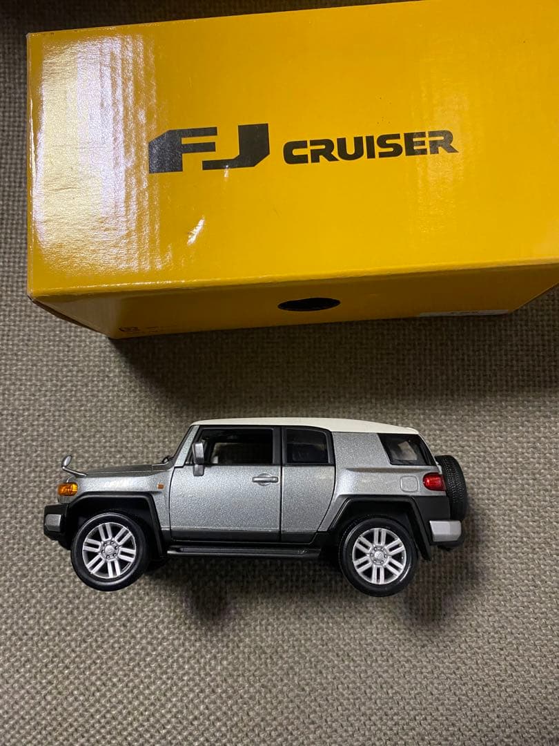 トヨタ　FJクルーザー　カラー　サンプル　ミニカー　グレー　シルバー　新品
