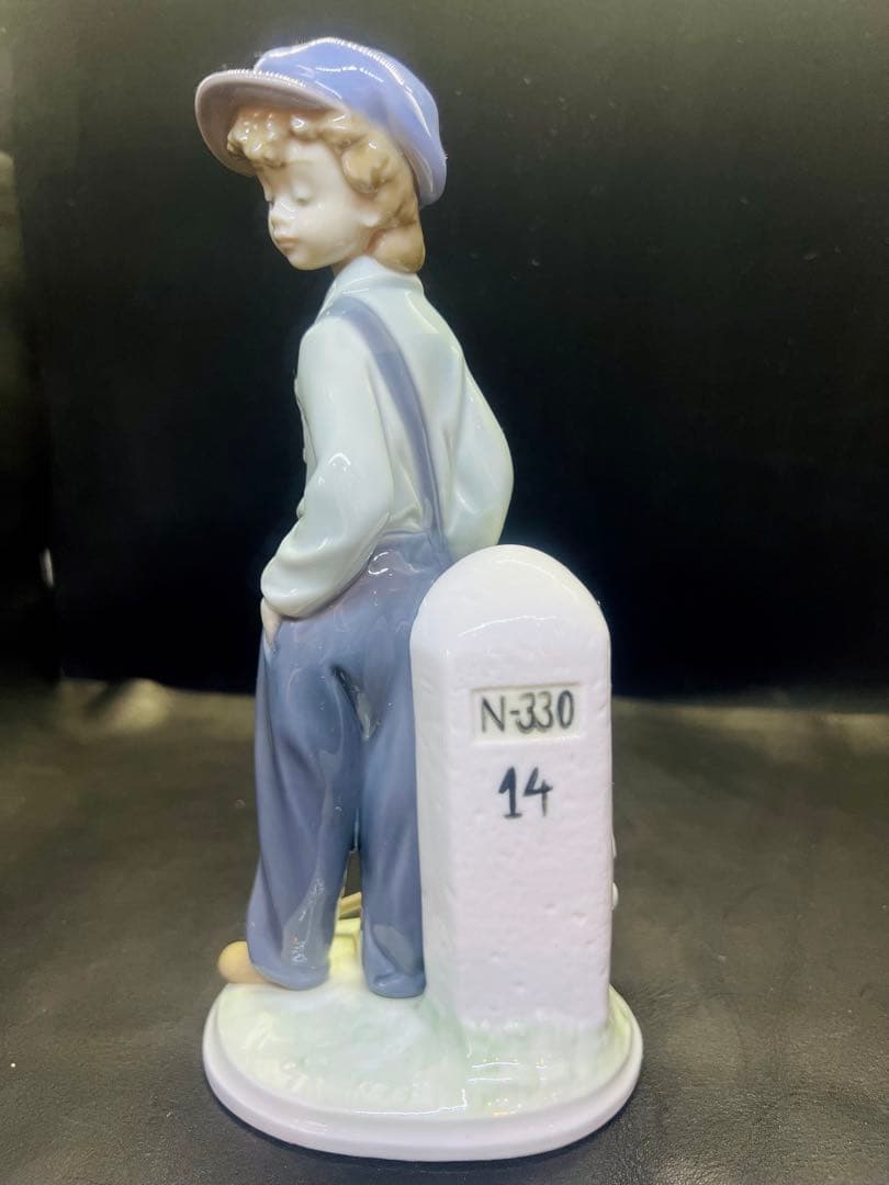 少年の陶器フィギュア