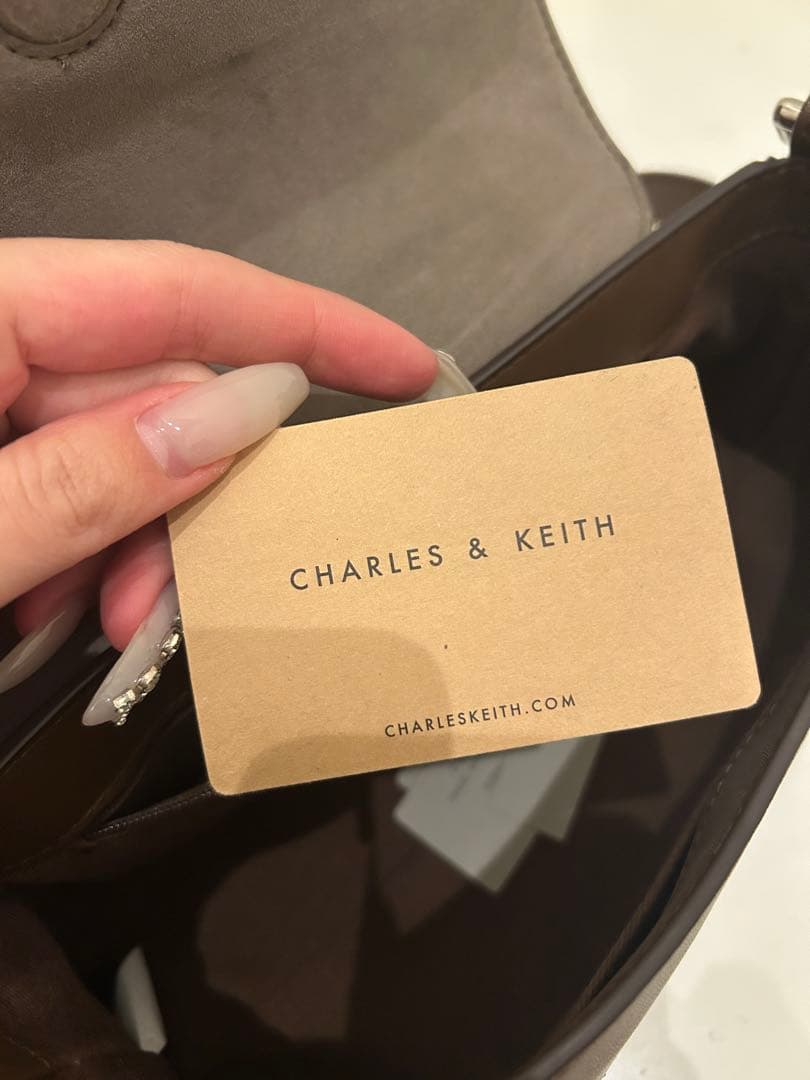 【新品未使用】Charles&Keith ナスリンジオメトリックショルダーバッグ
