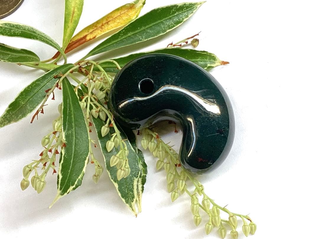 ✳濃厚青緑の【碧玉】特大38.7mm勾玉　希少原石の花仙山瑪瑙　高額材料使用本物