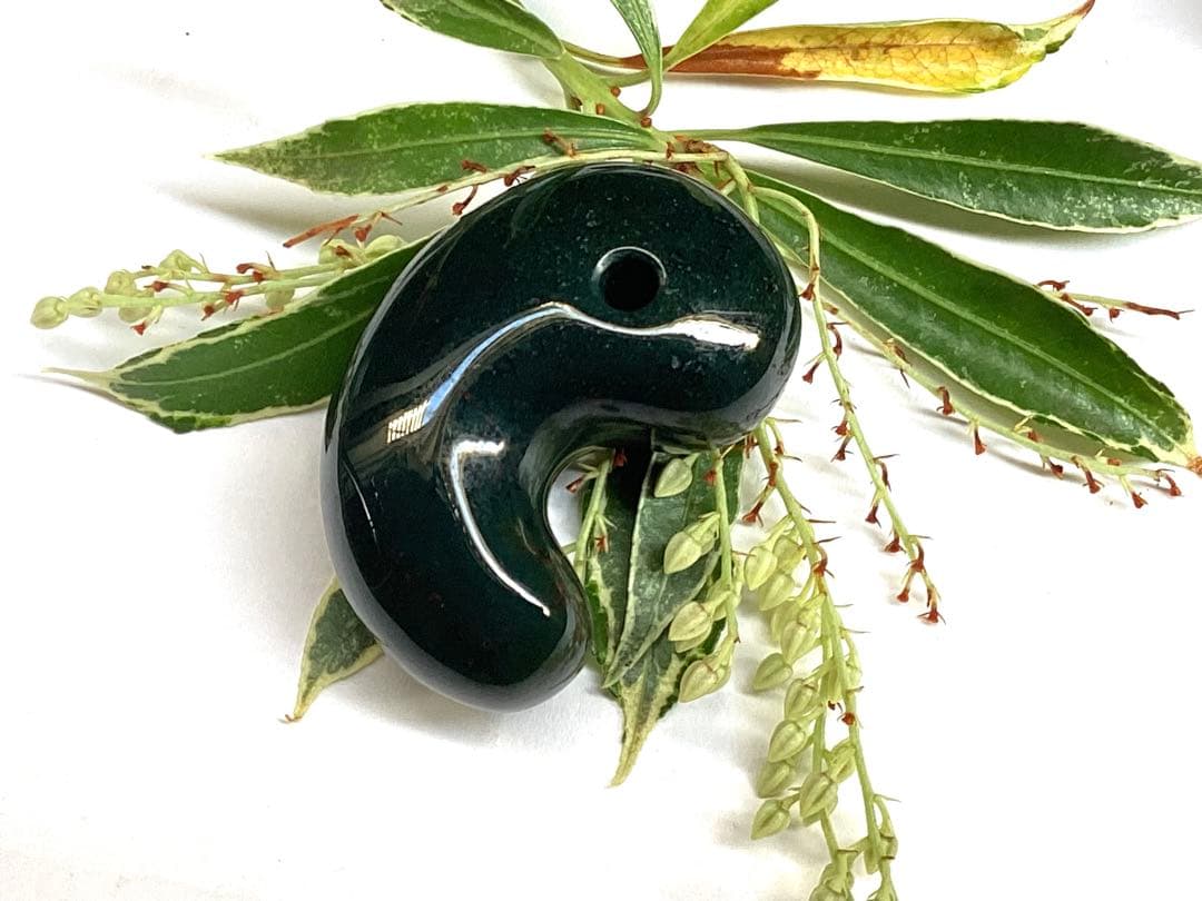 ✳濃厚青緑の【碧玉】特大38.7mm勾玉　希少原石の花仙山瑪瑙　高額材料使用本物