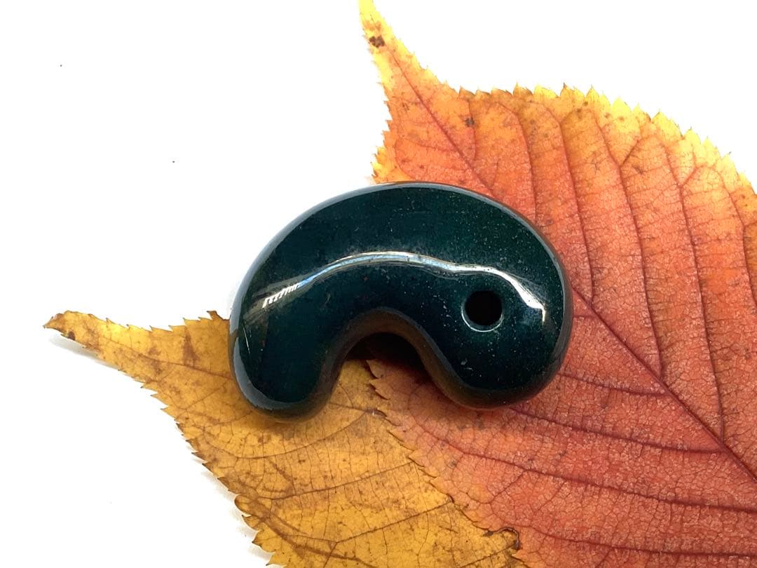 ✳濃厚青緑の【碧玉】特大38.7mm勾玉　希少原石の花仙山瑪瑙　高額材料使用本物