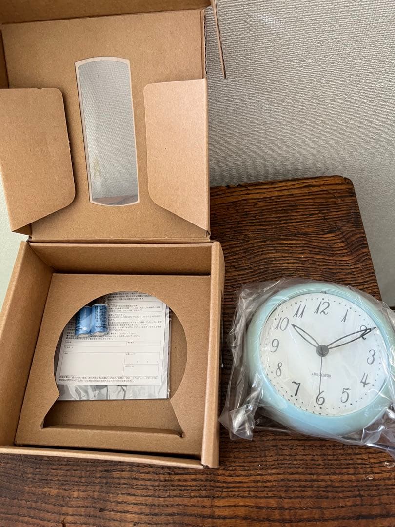 アルネヤコブセン　テーブルクロック　水色 アナログ置時計