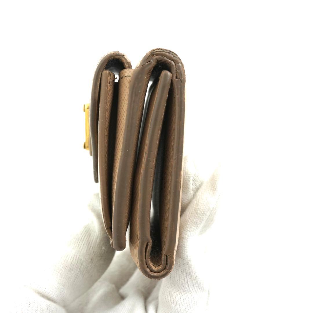 ✨未使用に近い　PRADA ミニ財布　サフィアーノレザー　三角プレート　ベージュ