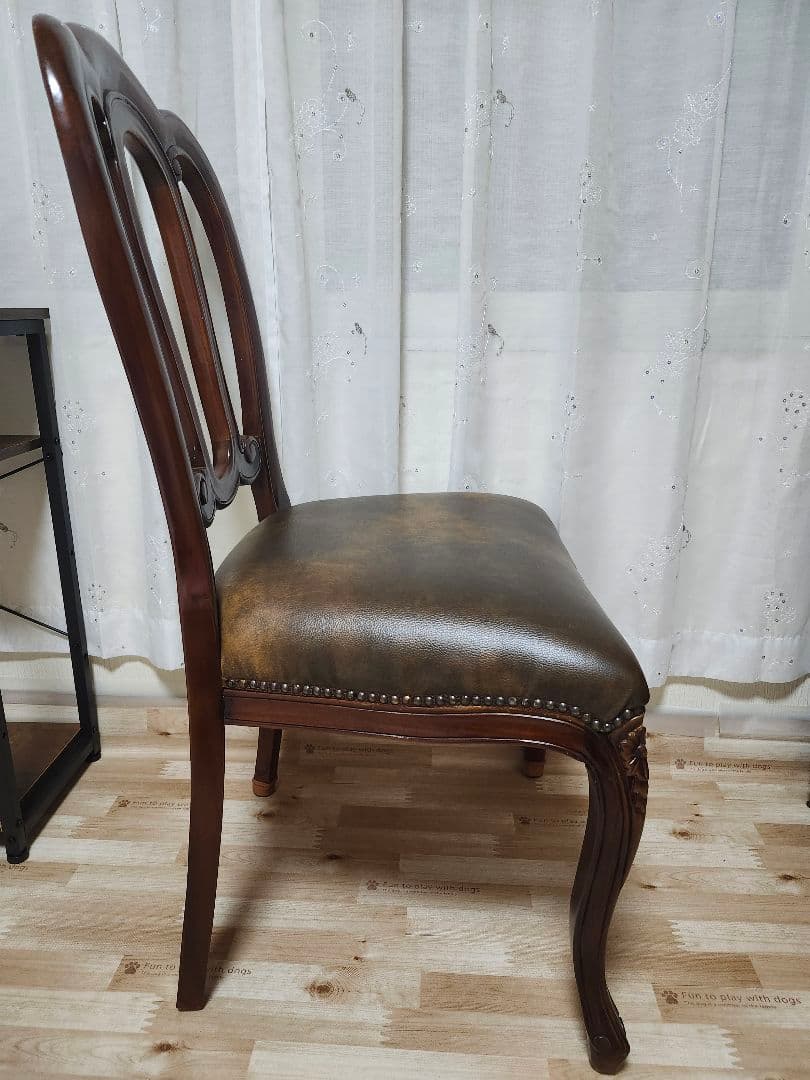 装飾的な彫刻付きブラウン椅子アンティークチェア