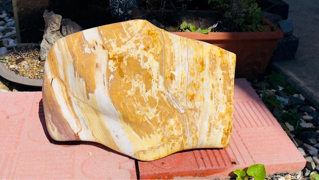 とても美しくカッコイイ飾り石