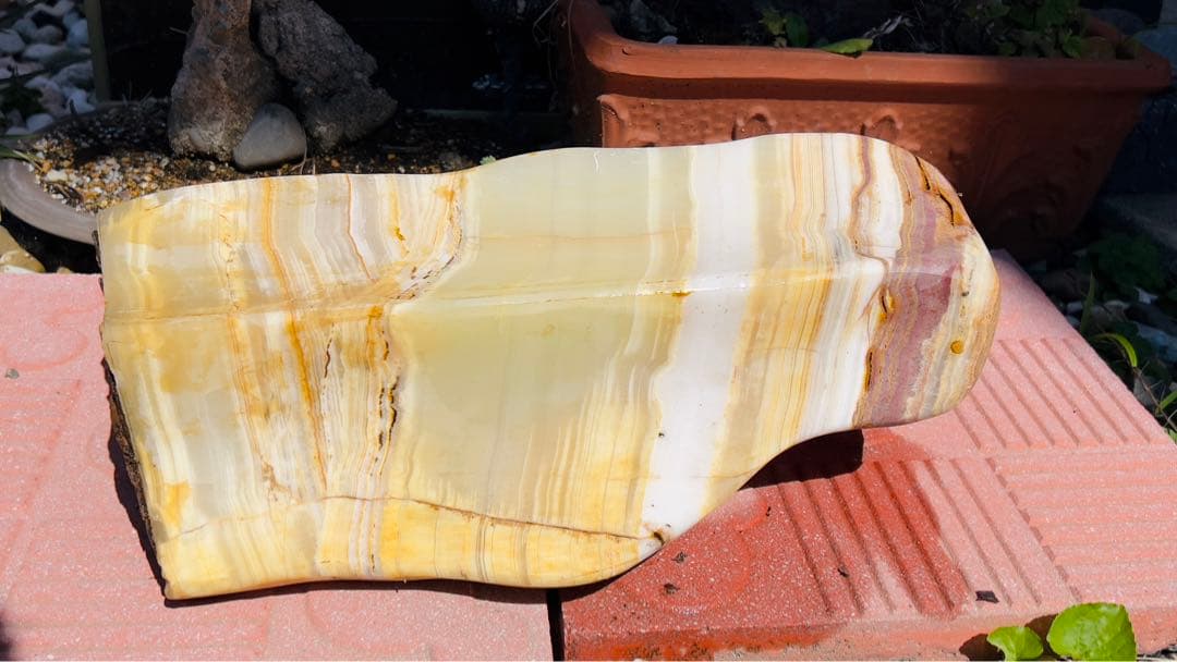 とても美しくカッコイイ飾り石