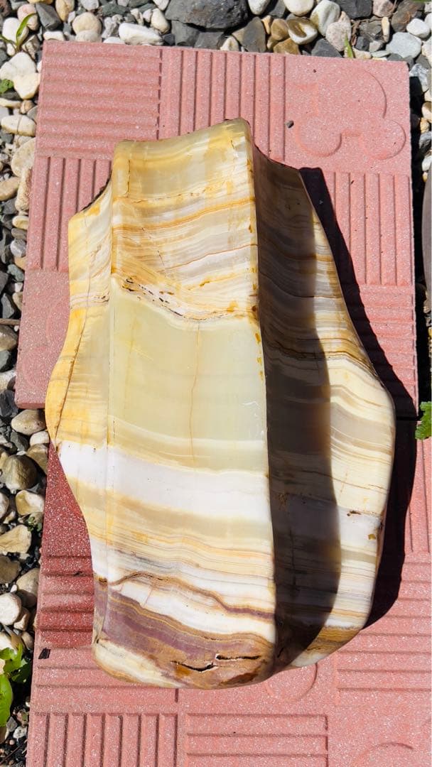 とても美しくカッコイイ飾り石