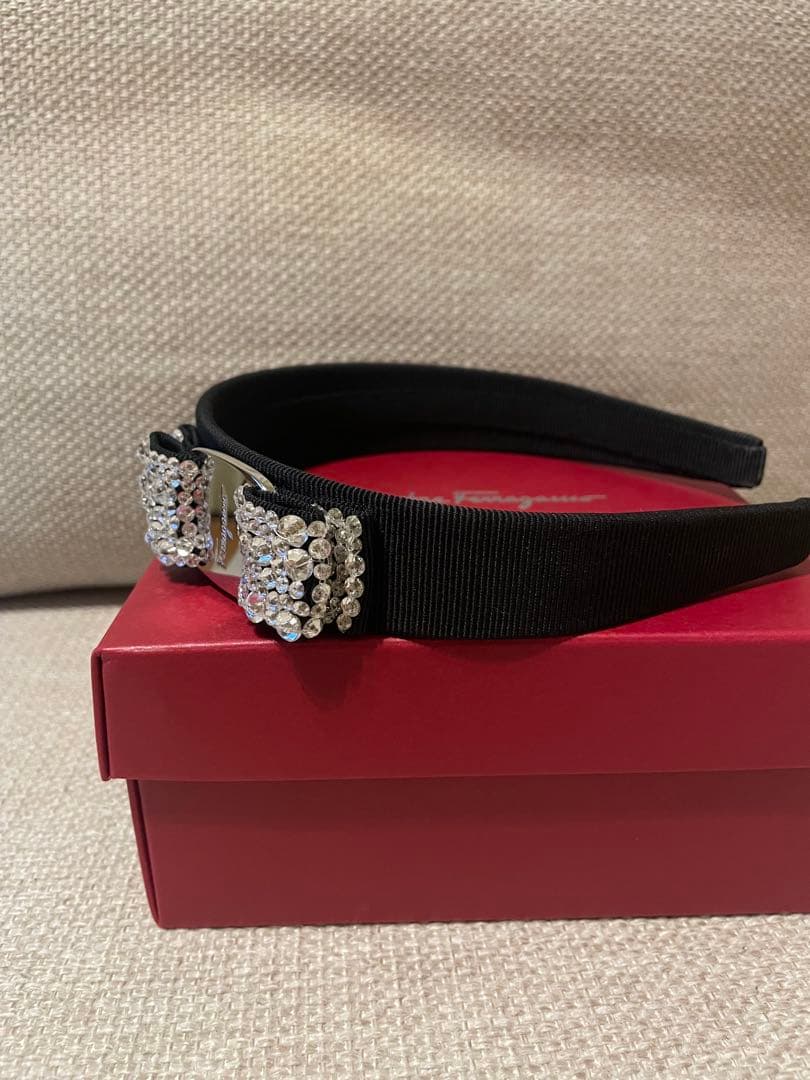 フェラガモ　ラインストーン付き　カチューシャ