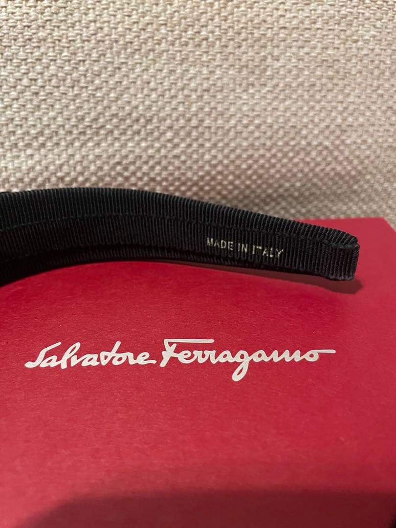 フェラガモ　ラインストーン付き　カチューシャ