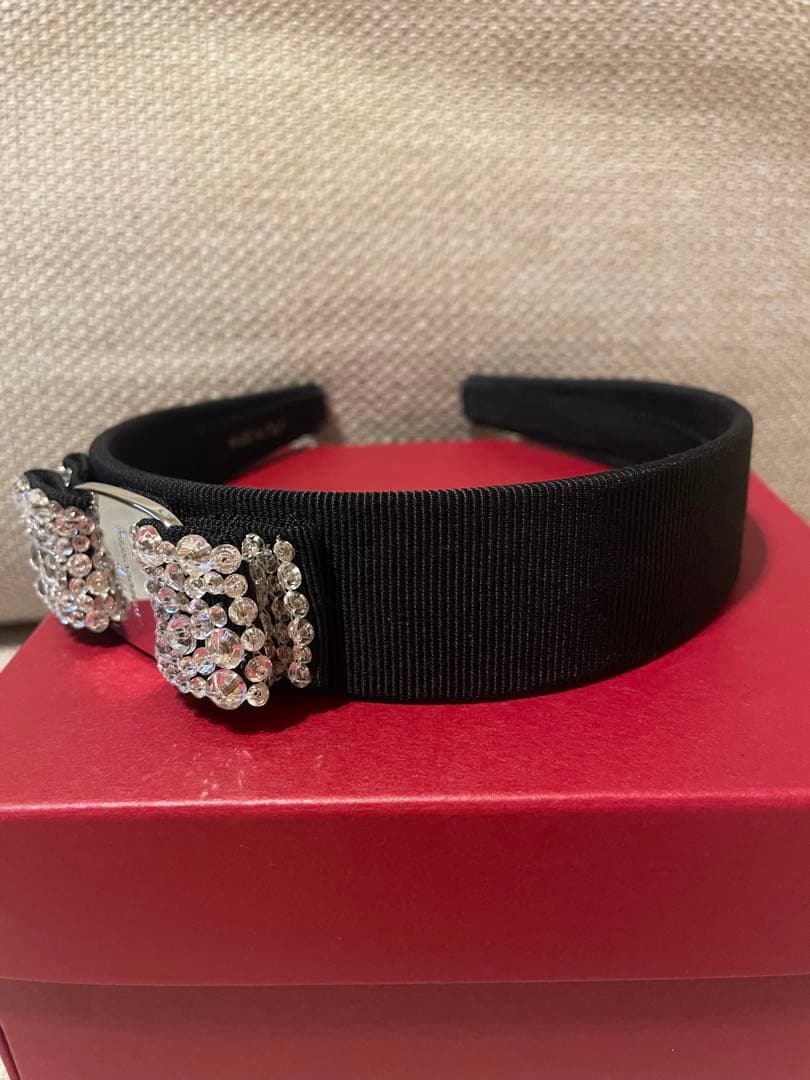 フェラガモ　ラインストーン付き　カチューシャ