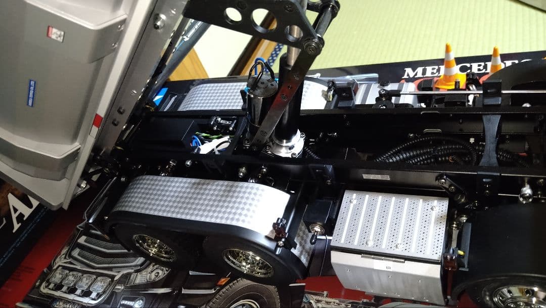 1/14RC メルセデス・ベンツ アロクス 4151 8x4 ダンプトラック