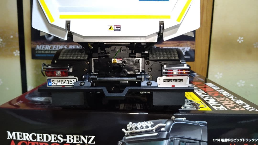 1/14RC メルセデス・ベンツ アロクス 4151 8x4 ダンプトラック