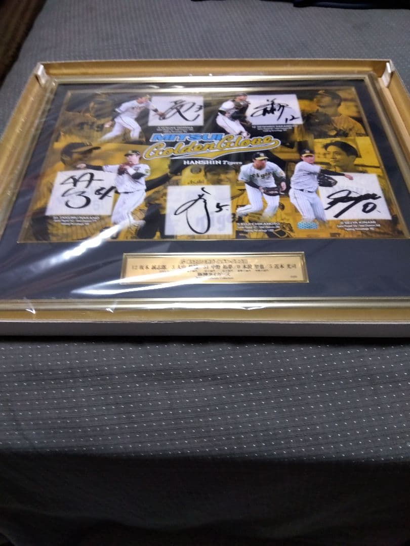 【貴重】２０２３年阪神タイガースゴールデングラブ賞受賞記念直筆サインフォト