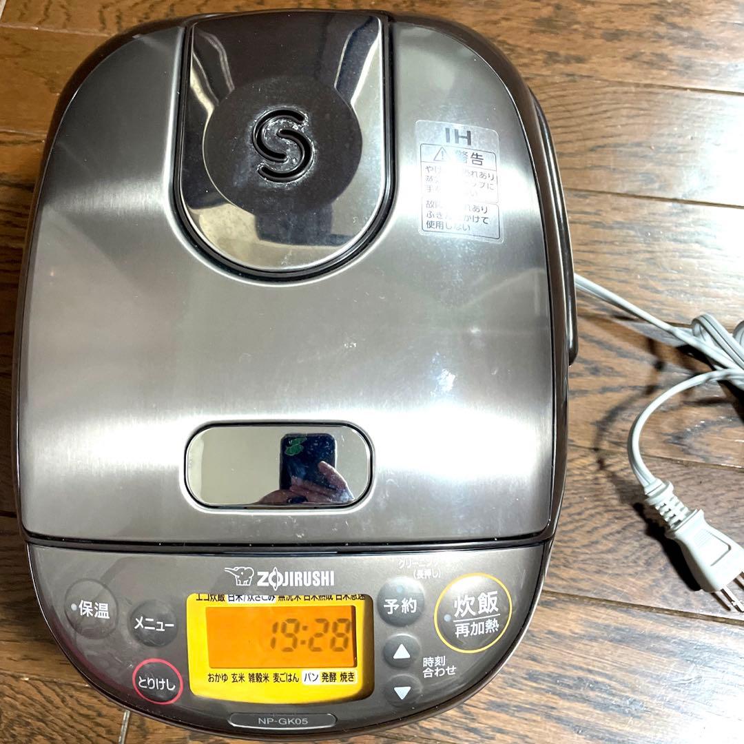 ZOJIRUSHI NP-GK05 炊飯器　『極炊き』