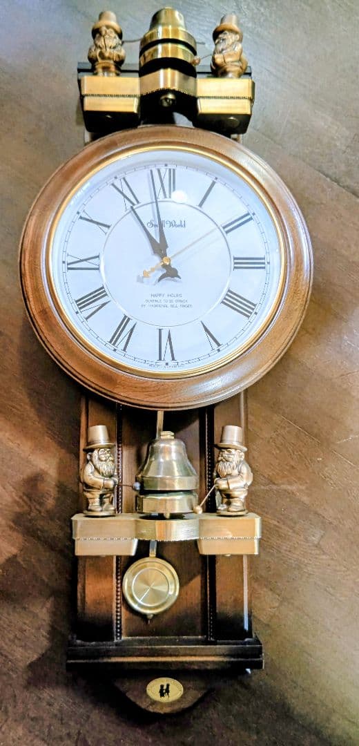 掛時計 装飾的彫刻付き（Small　World）昭和　レトロ