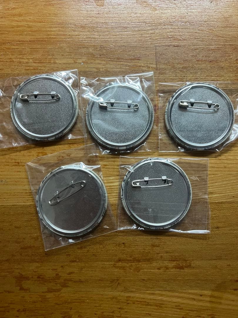 進撃の巨人　きゃにめ　ジャケット　缶バッジ　5個セットを