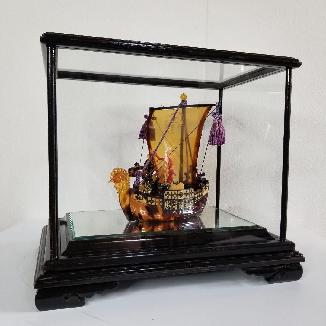 本鼈甲　べっ甲　鳳凰宝船　置物　血赤珊瑚、白珊瑚　ガラスケース　縁起物　オブジェ