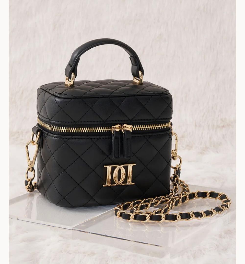 ダーリッチ ゴールドパーツキルティングスクエアミニバッグ