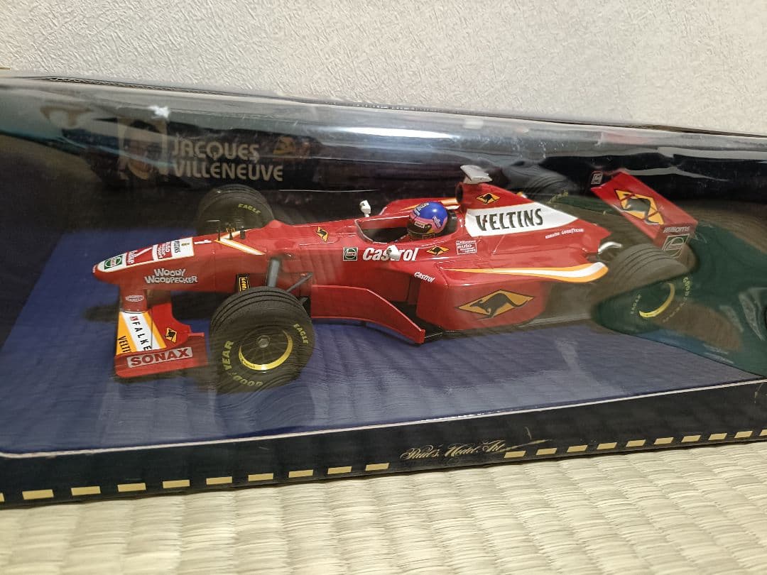 F1　Jacques Villeneuve 1/18 ミニカー
