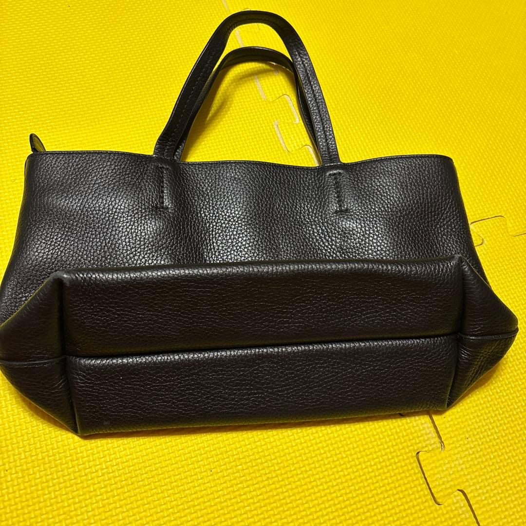 フェラガモ　ブラックレザーハンドバッグ