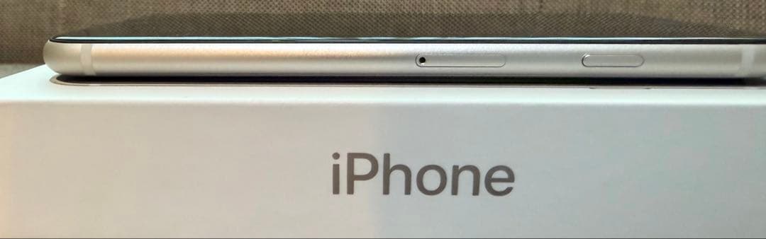 iPhone SE 3 スターライト 白色 64GB （中古）　SIMロックなし