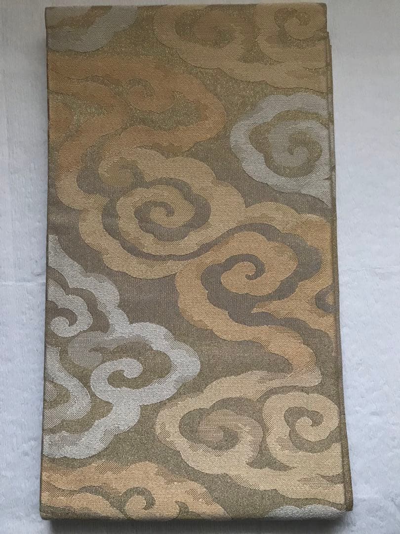 使い勝手の良いあかるい金の袋帯　瑞雲文　正絹