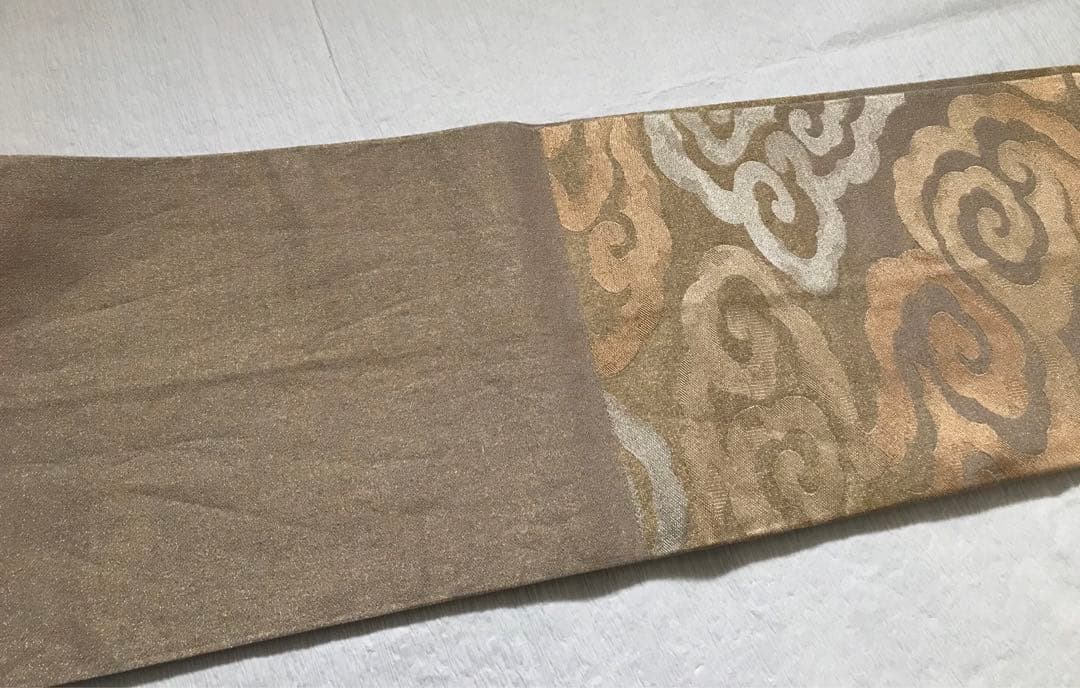 使い勝手の良いあかるい金の袋帯　瑞雲文　正絹