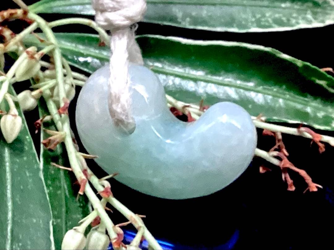 桁違いの極上品質　50年前のガラス質麻紐付保管品　糸魚川翡翠勾玉　鑑別書無し安価