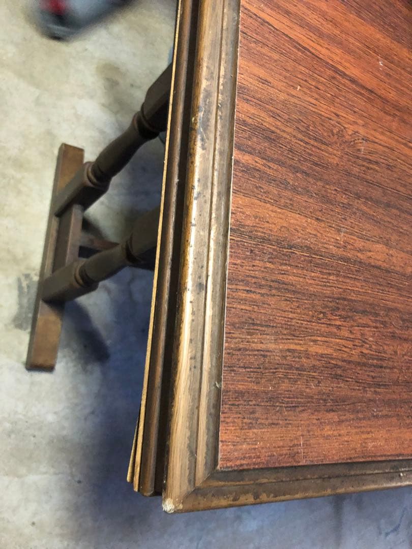 木製ダークブラウンテーブル