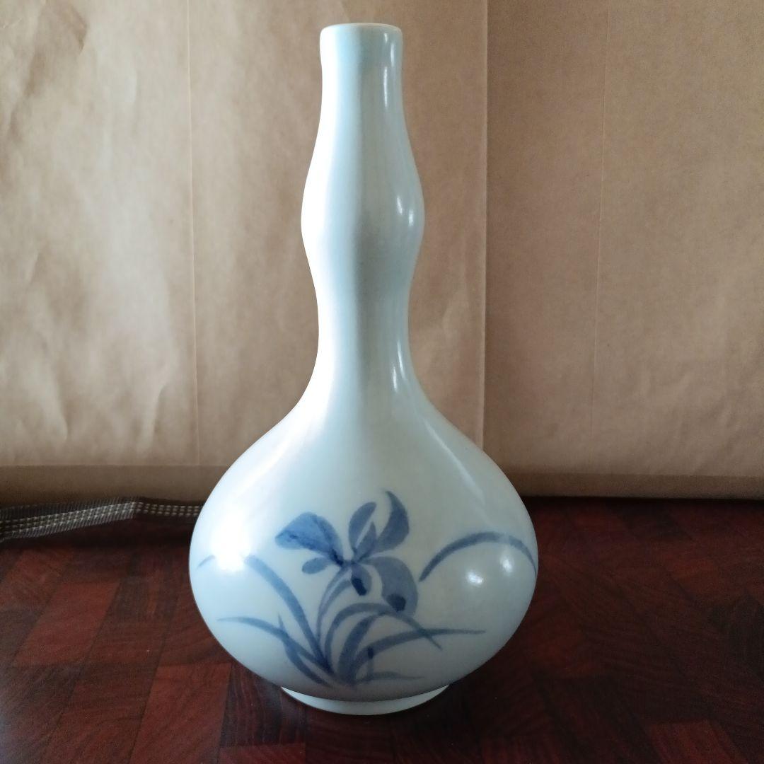 青花草花文白磁瓶　池 順鐸（ジ・スンタク、지순탁 ）作　共箱、陶歴、紹介付き