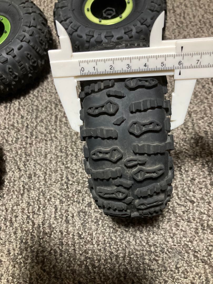 クローラー　ラジコン　タイヤ　ビードロック　2.2インチ