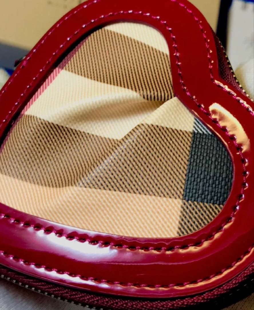 Burberry ハート型ケース レッド