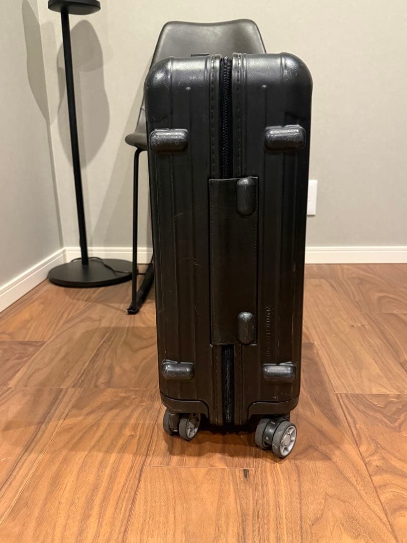 リモワ　機内持ち込みサイズ　スーツケース　ブラック