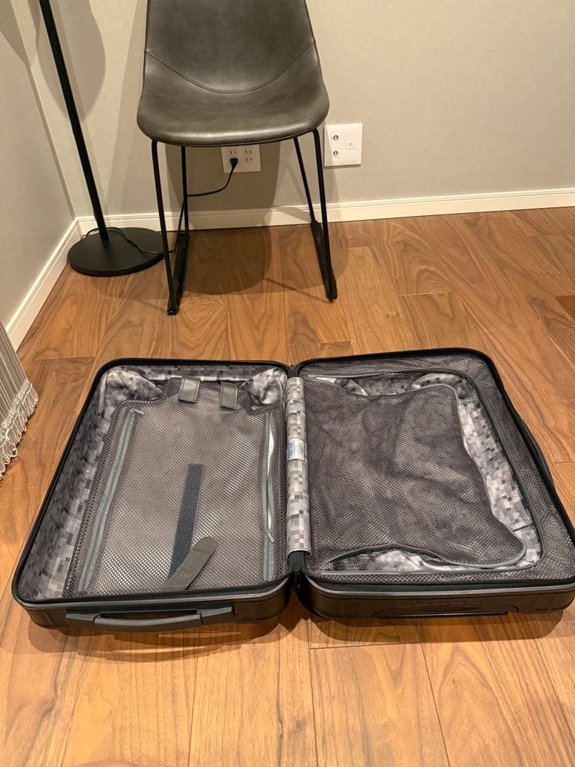 リモワ　機内持ち込みサイズ　スーツケース　ブラック