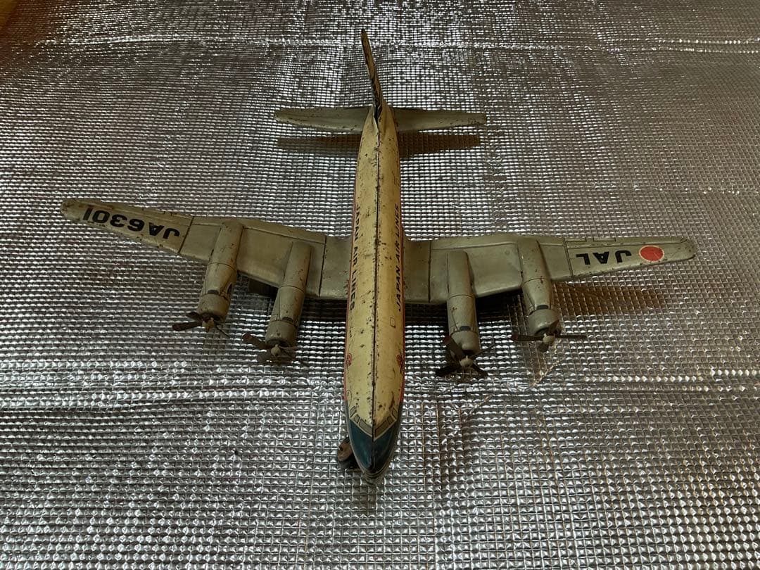 日本航空旅客機DC-7C プロペラ旅客機。【後輪タイヤ欠品、胴体翼分離可能と錆】