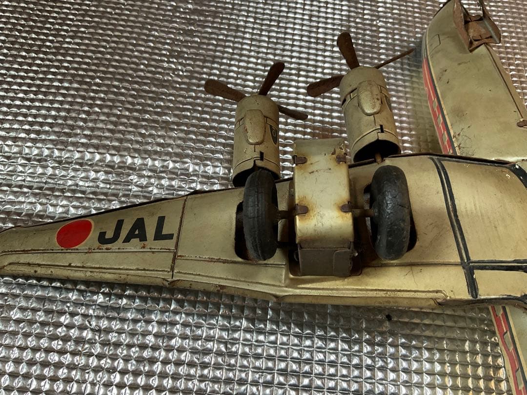 日本航空旅客機DC-7C プロペラ旅客機。【後輪タイヤ欠品、胴体翼分離可能と錆】