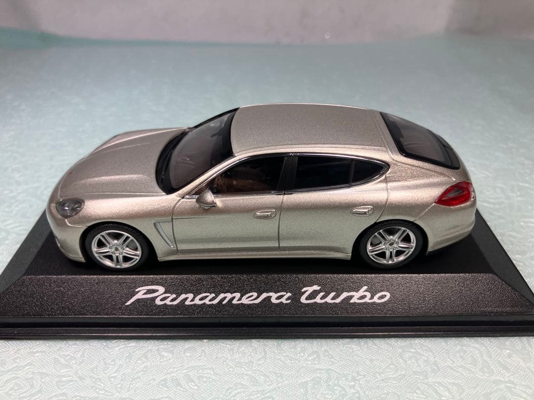 ミニチャンプス　Porshe Panamera Turbo シルバー