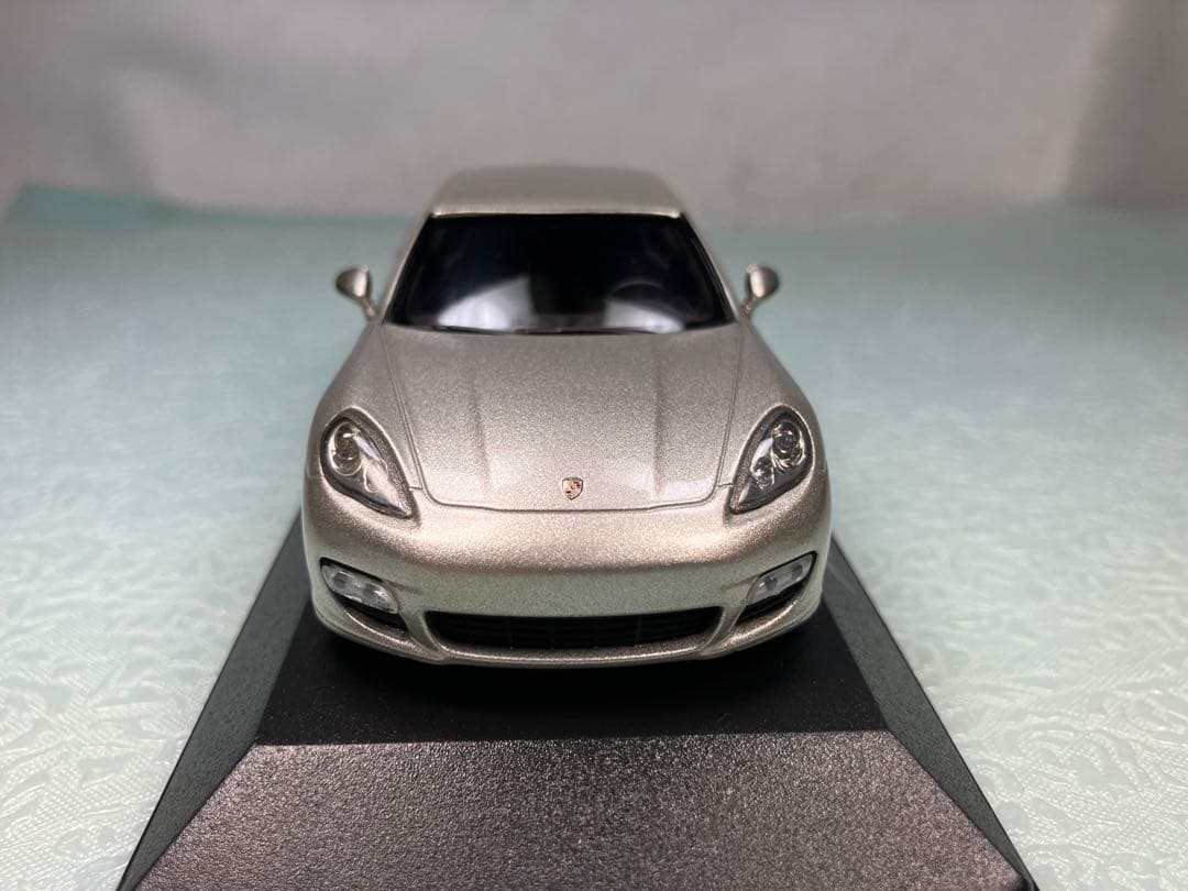 ミニチャンプス　Porshe Panamera Turbo シルバー