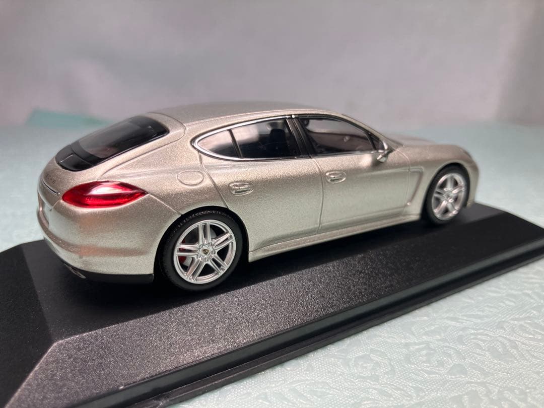 ミニチャンプス　Porshe Panamera Turbo シルバー