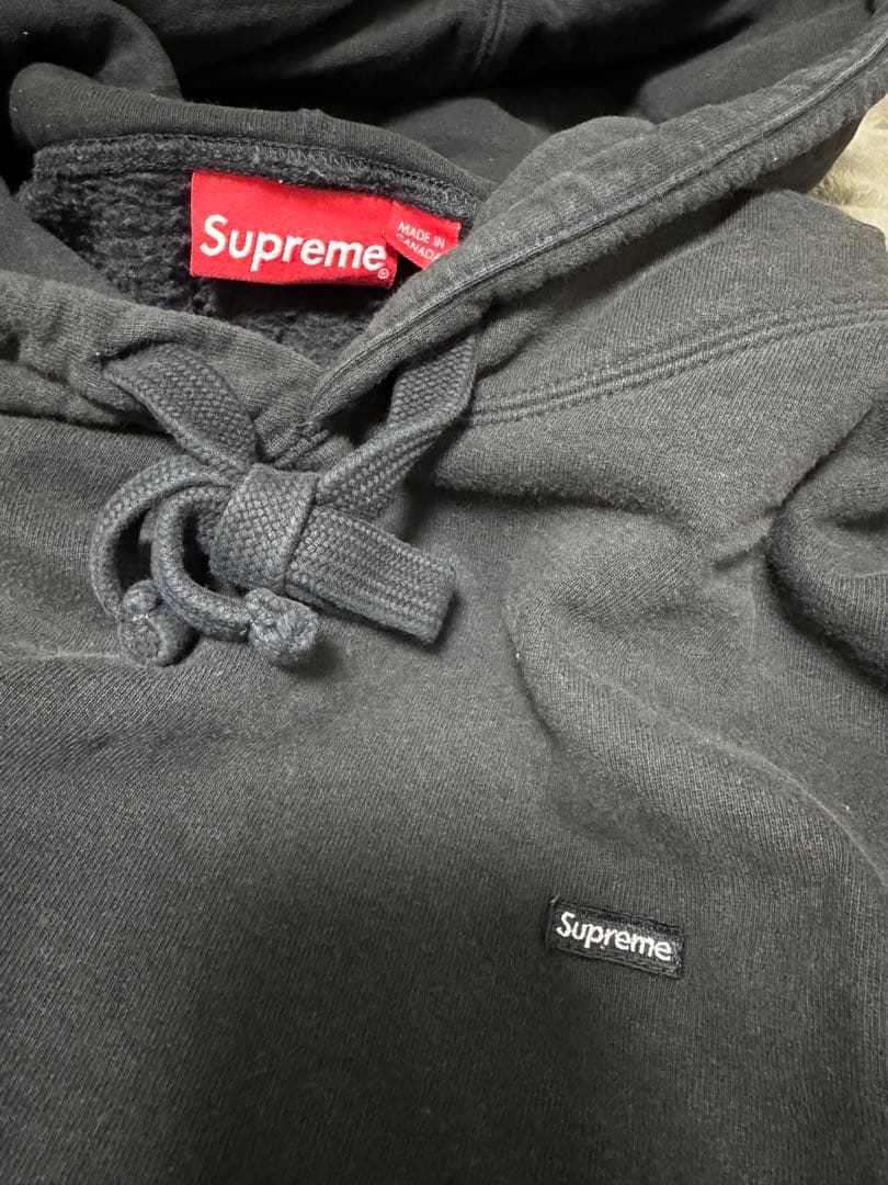 XL Supreme 黒スモールボックスロゴパーカ