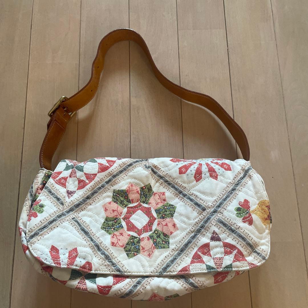 ヴィヴィアン　花柄キルティングショルダーバッグ