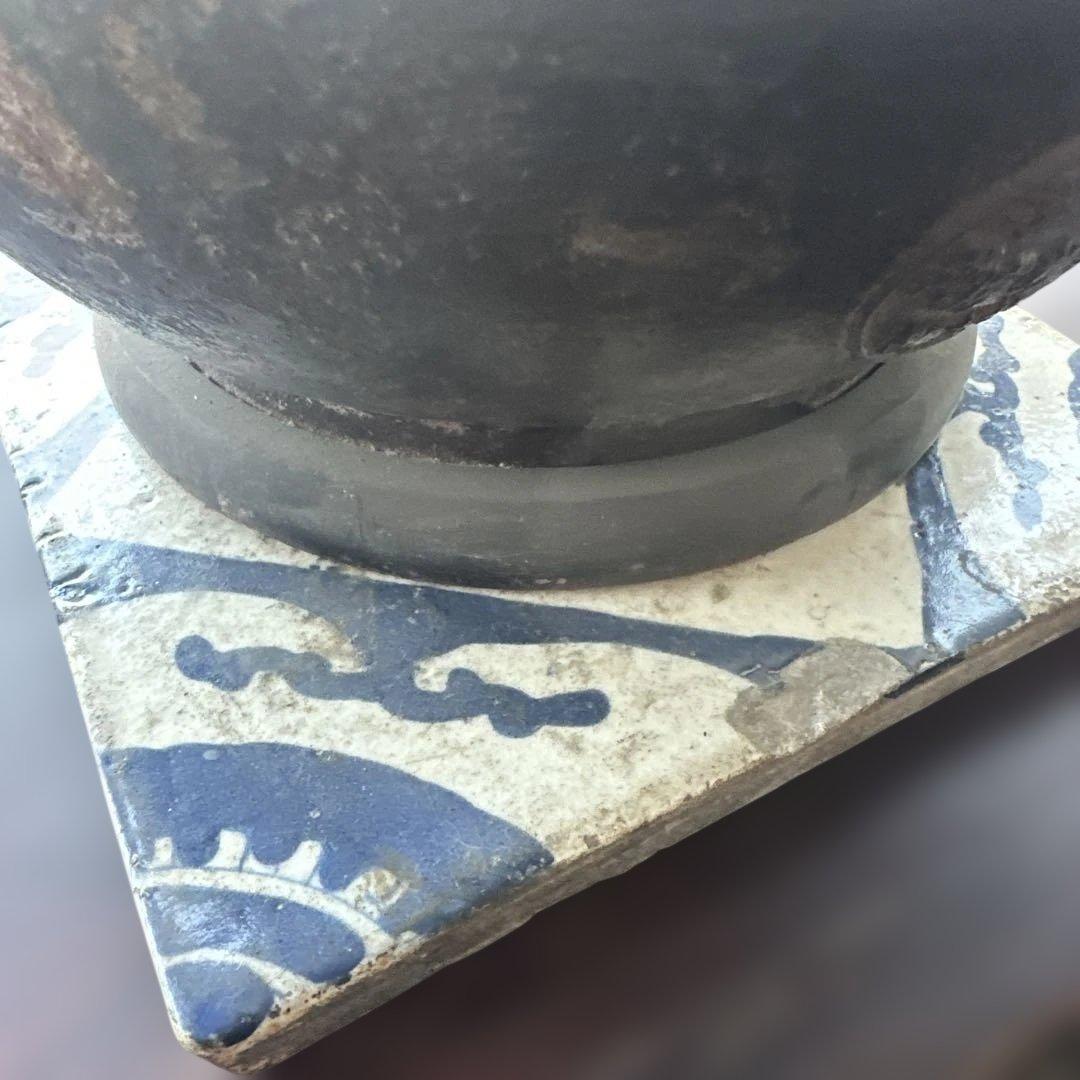 ヴィンテージ　装飾的な鉄製鍋 花模様タイル付き